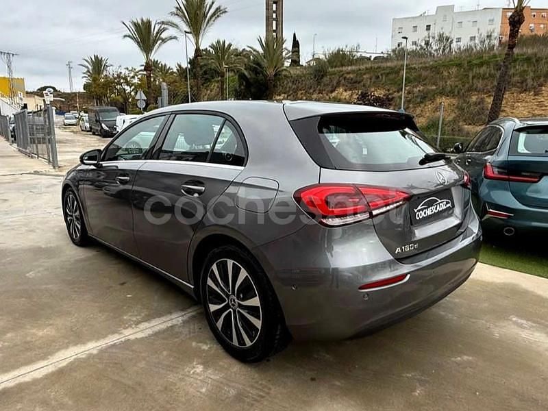 Usado Mercedes A180 116 CV (85 kW) 2021 Gris / plata Berlina