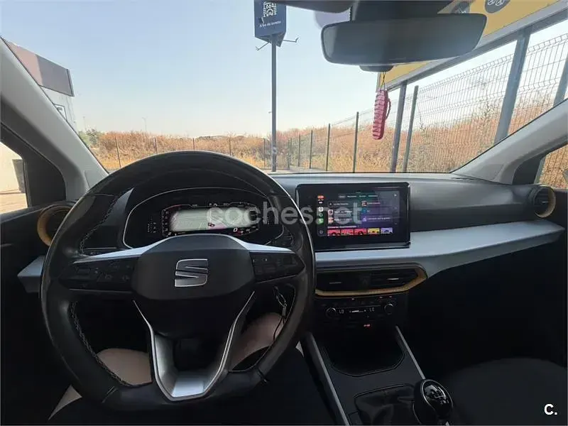 Usado Seat Arona Style Plus 110 CV (80 kW) 2022 Gris / plata SUV