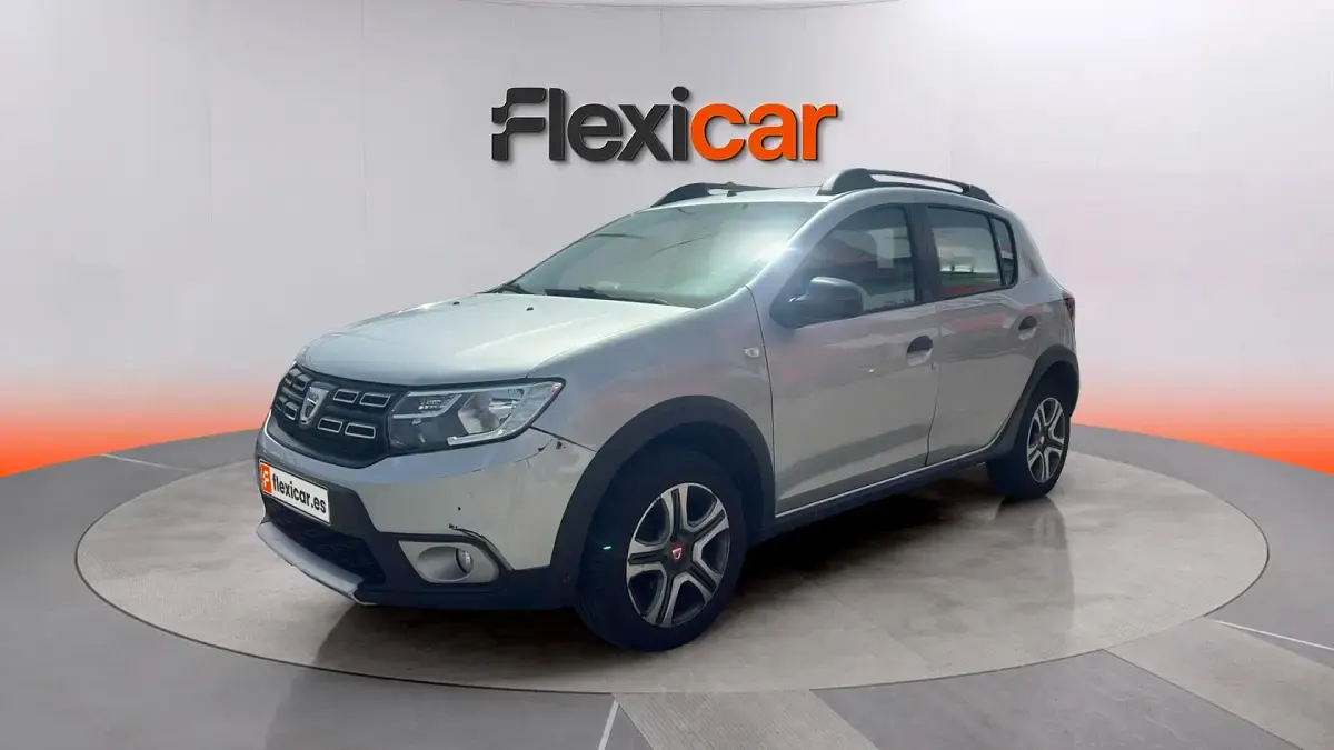 Usado Dacia Sandero Comfort 95 CV (69 kW) 2019 Gris Utilitario