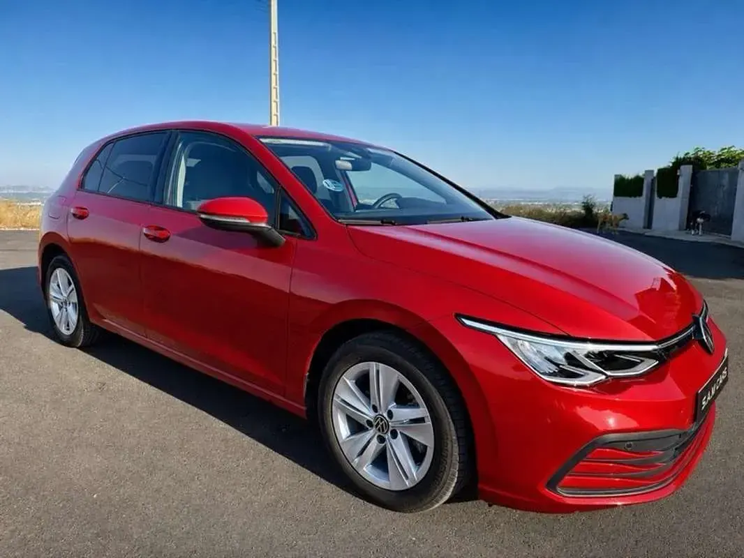 Usado VW Golf VIII Life 150 CV (110 kW) 2022 Rojo Utilitario