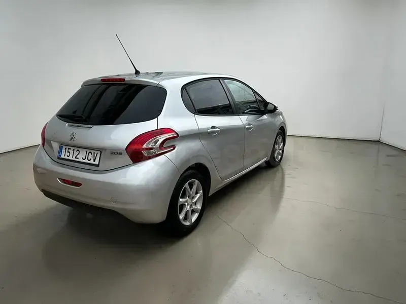 Usado Peugeot 208 Style 68 CV (50 kW) 2015 Gris / plata Utilitario