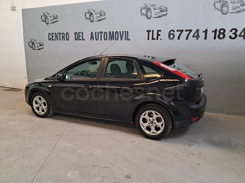 Usado Ford Focus Ghia 115 CV (84 kW) 2006 Negro Berlina