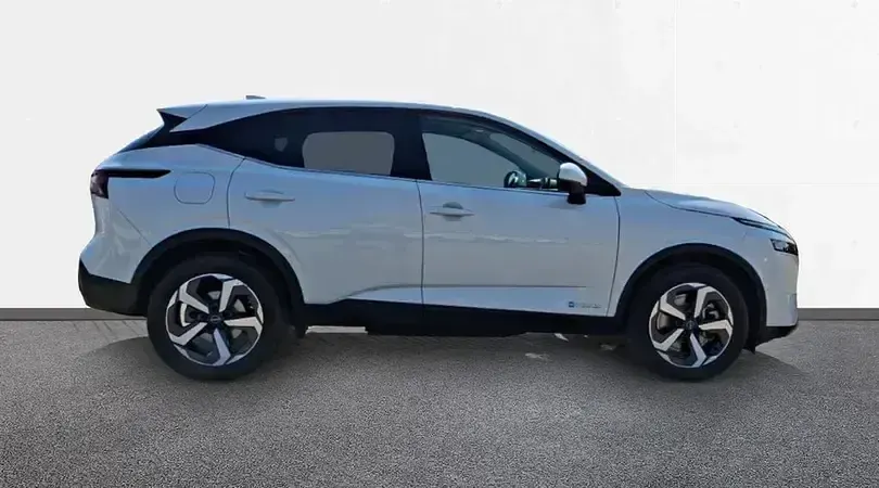 Usado Nissan Qashqai N-Connecta 190 CV (139 kW) 2022 Lunar white con techo midnight SUV
