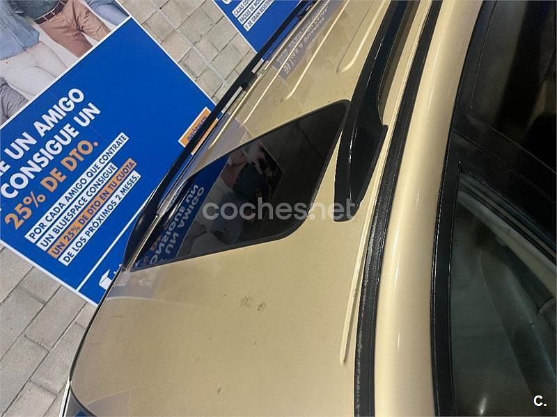 Usado Ssangyong (KGM) Rodius Limited 165 CV (121 kW) 2012 Amarillo Monovolumen