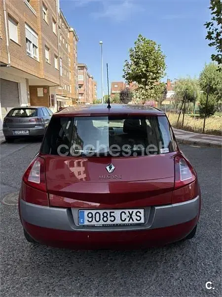 Usado Renault Mégane Privilege 100 CV (73 kW) 2004 Granate Berlina