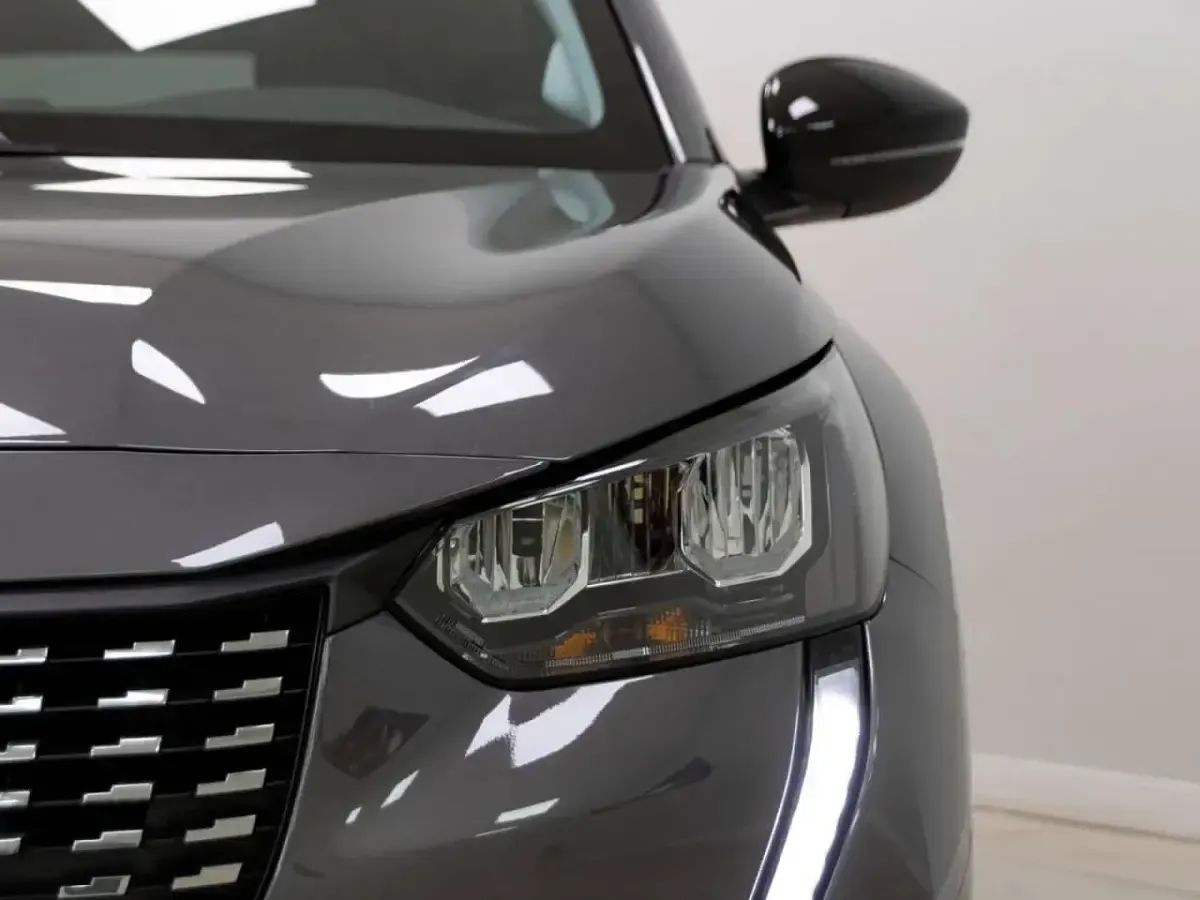 Usado Peugeot 208 Allure 100 CV (73 kW) 2023 Gris Utilitario