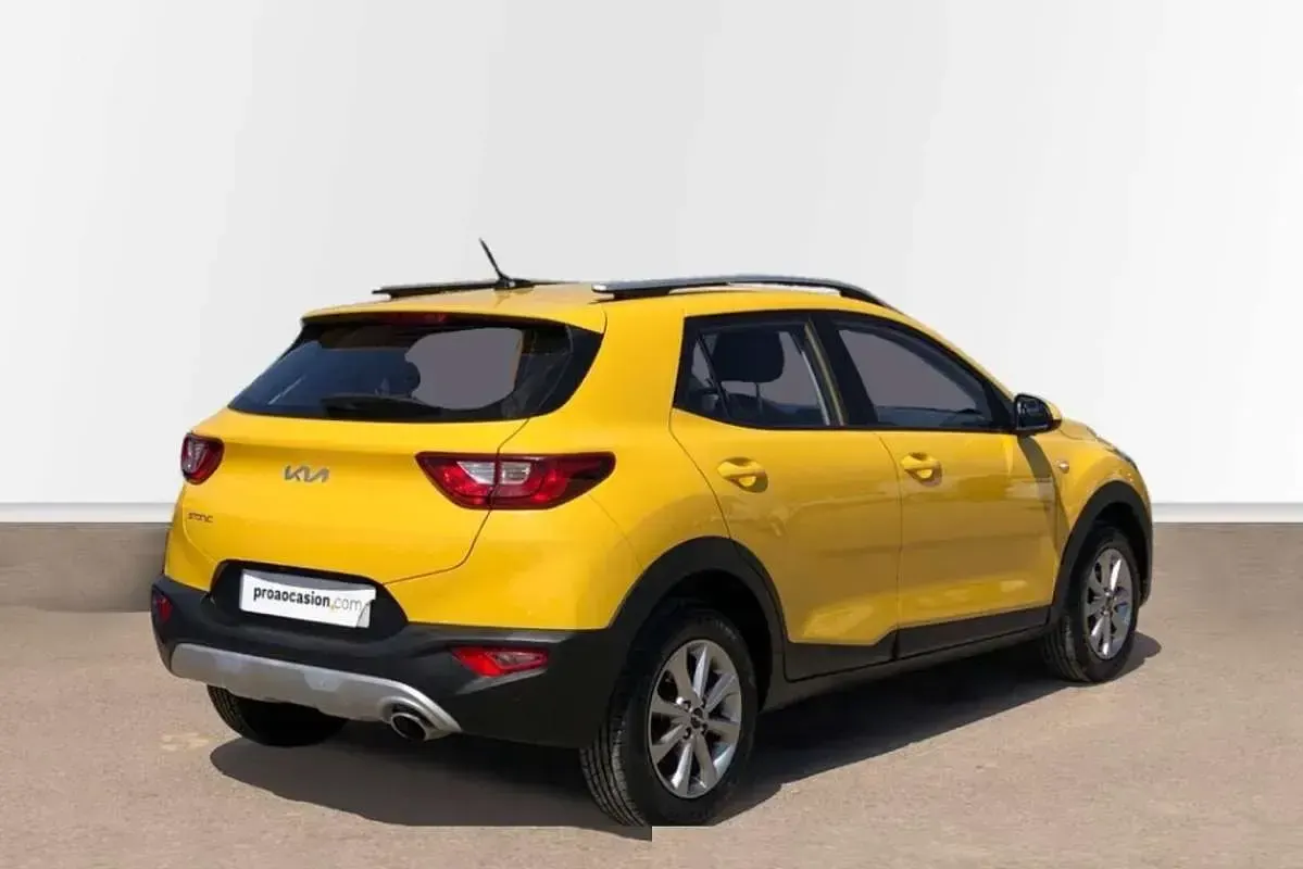 Usado Kia Stonic 84 CV (61 kW) 2023 Amarillo SUV
