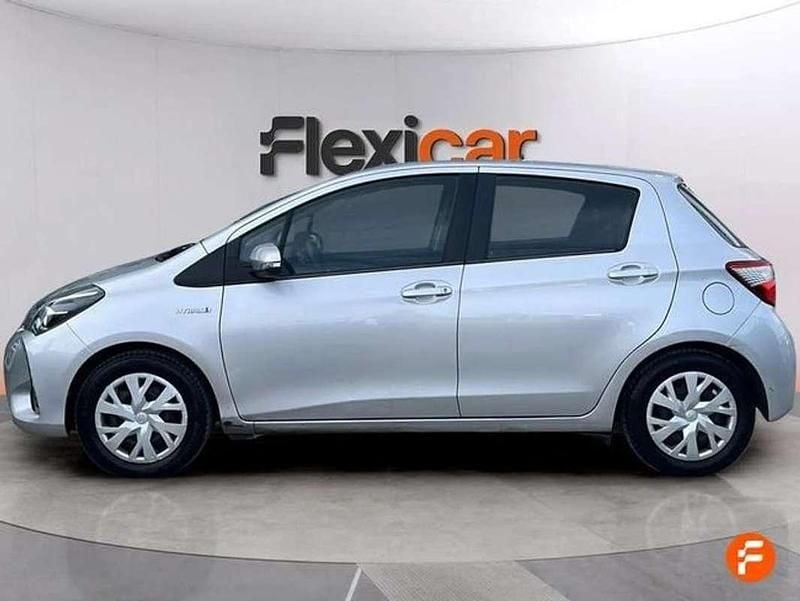 Usado Toyota Yaris Hybrid Active 100 CV (73 kW) 2019 Gris Utilitario