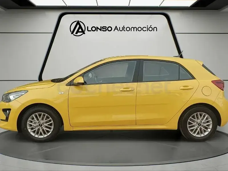 Usado Kia Rio 84 CV (61 kW) 2023 Amarillo Berlina