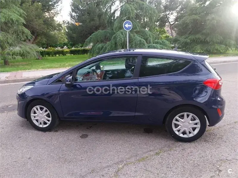 Usado Ford Fiesta Trend 75 CV (55 kW) 2018 Azul Utilitario