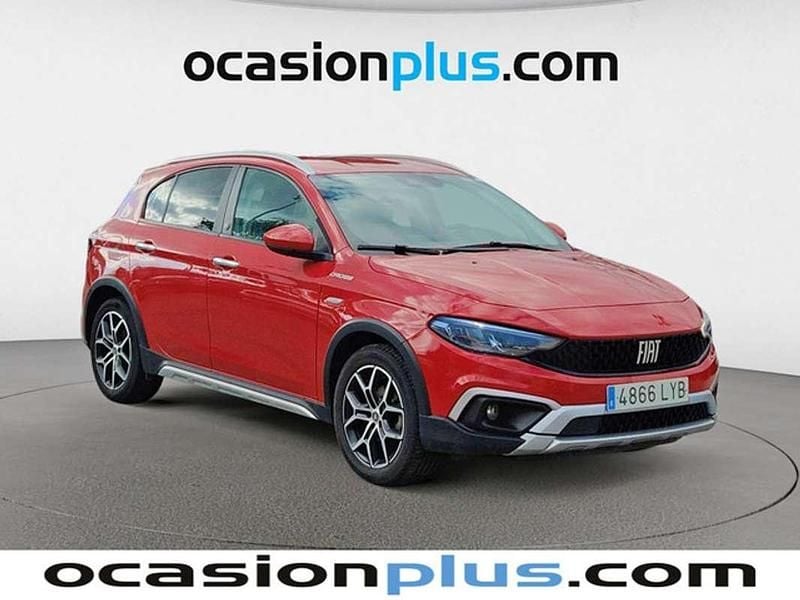 Usado Fiat Tipo Cross 131 CV (96 kW) 2022 Rojo Utilitario