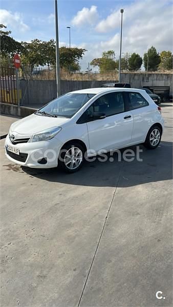 Usado Toyota Yaris Active 69 CV (50 kW) 2012 Blanco Berlina