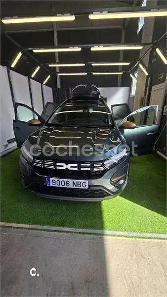 Usado Dacia Jogger Extreme 140 CV (102 kW) 2025 Verde Monovolumen