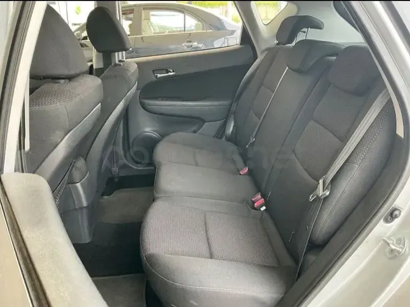 Usado Hyundai i30 Comfort 109 CV (80 kW) 2010 Gris / plata Berlina