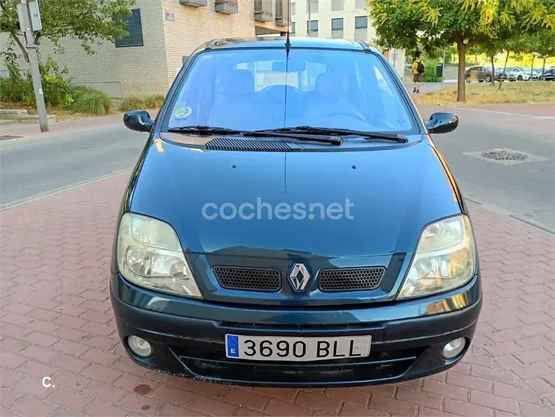 Usado Renault Scénic Privilege 110 CV (80 kW) 2001 Verde Monovolumen