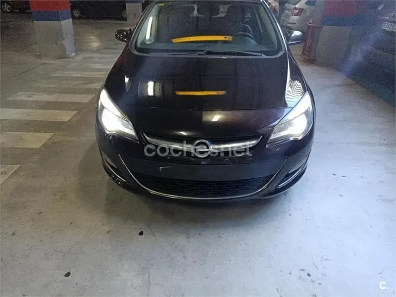 Usado Opel Astra Selective 136 CV (100 kW) 2014 Negro Familiar