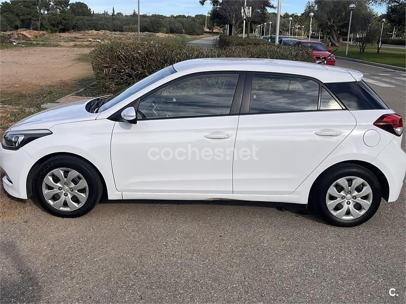 Usado Hyundai i20 75 CV (55 kW) 2015 Blanco Berlina