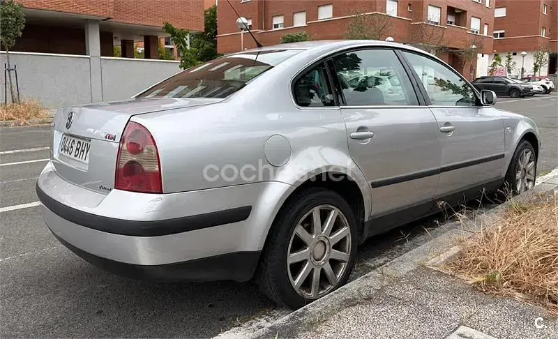 Usado VW Passat Comfortline 130 CV (95 kW) 2002 Gris / plata Berlina