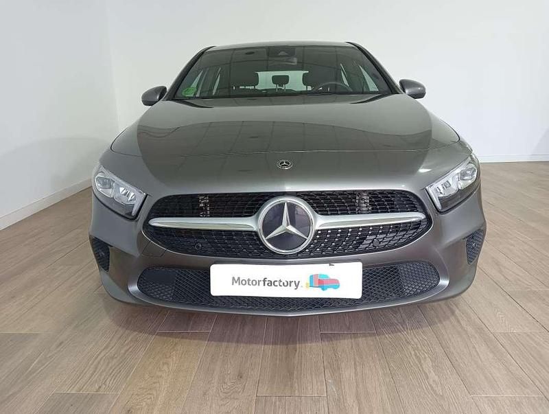 Usado Mercedes A180 116 CV (85 kW) 2022 Gris Utilitario