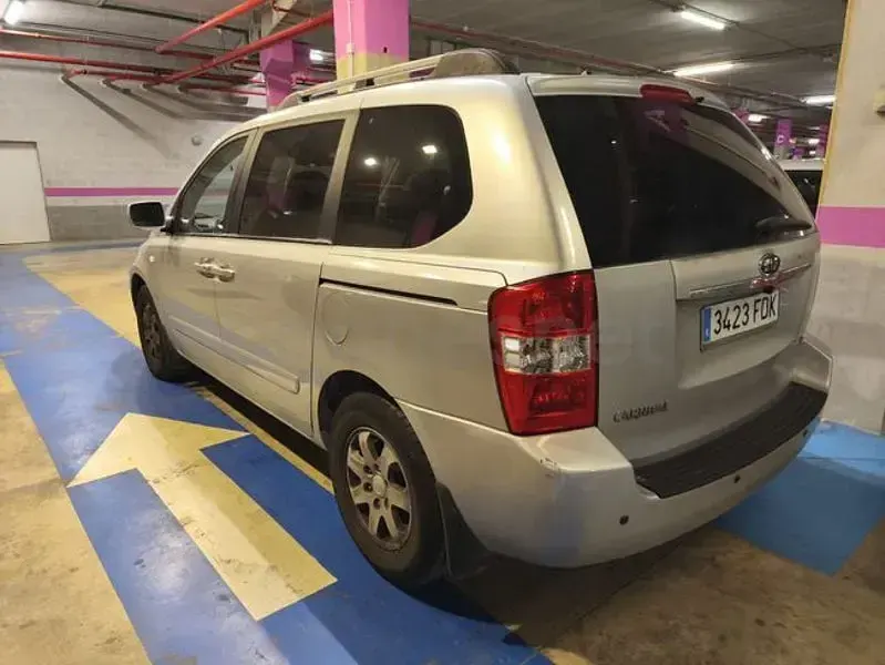 Usado Kia Carnival EX 185 CV (136 kW) 2006 Gris / plata Monovolumen
