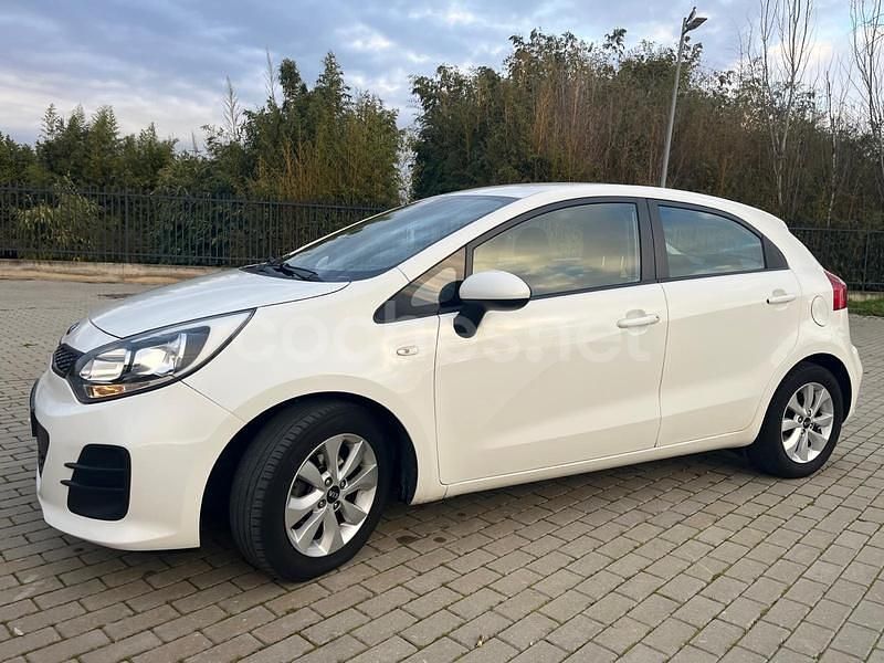 Usado Kia Rio 84 CV (61 kW) 2016 Blanco Berlina