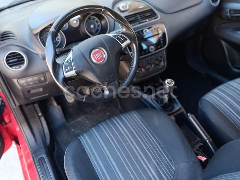 Usado Fiat Punto Active 75 CV (55 kW) 2011 Rojo Berlina