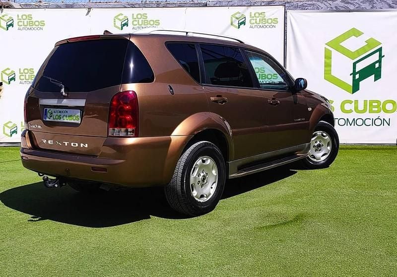 Usado Ssangyong (KGM) Rexton 120 CV (88 kW) 2004 Marrón SUV
