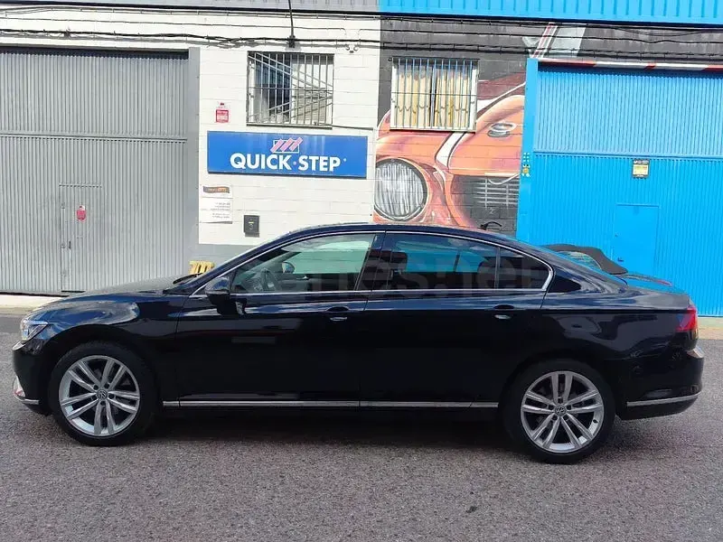 Usado VW Passat Sportline 180 CV (132 kW) 2018 Negro Berlina
