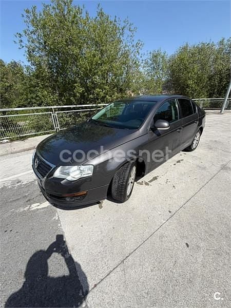 Usado VW Passat Advance 140 CV (102 kW) 2010 Gris / plata Berlina
