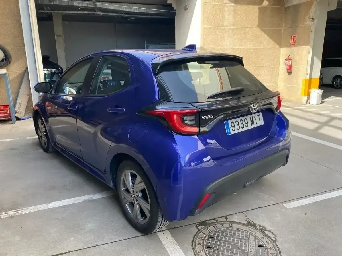 Usado Toyota Yaris Hybrid Active 116 CV (85 kW) 2025 Azul