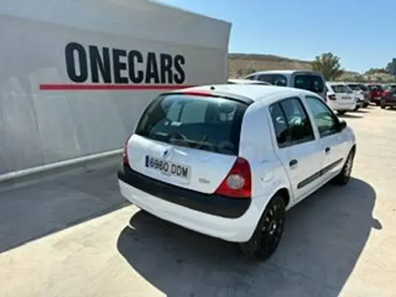 Usado Renault Clio II 70 CV (51 kW) 2005 Blanco Berlina