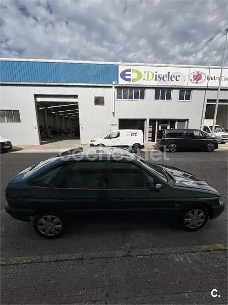 Usado Ford Escort 90 CV (66 kW) 1999 Verde Berlina