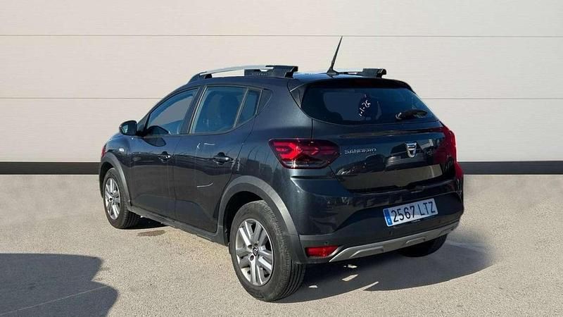 Usado Dacia Sandero Comfort 91 CV (66 kW) 2021 Gris Utilitario