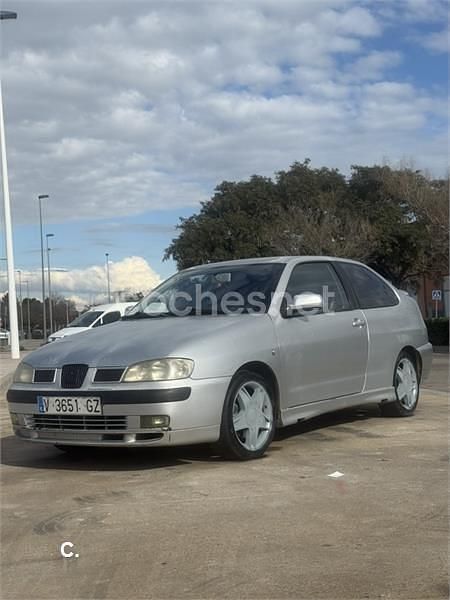 Usado Seat Cordoba Sport 110 CV (80 kW) 2000 Gris / plata Berlina