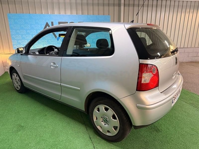 Usado VW Polo Advance 75 CV (55 kW) 2005 Gris / plata Berlina