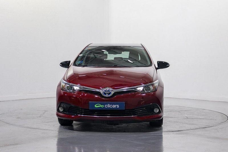 Usado Toyota Auris Hybrid Active 136 CV (100 kW) 2016 Rojo Berlina