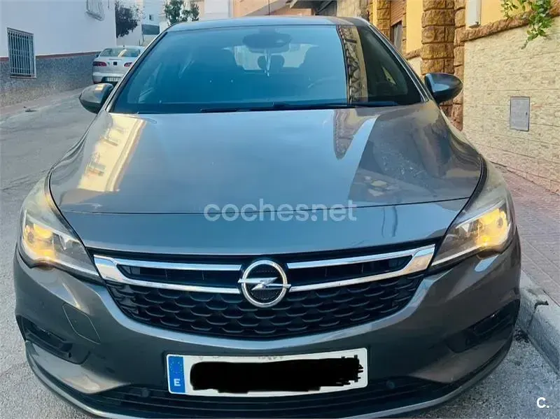 Usado Opel Astra Dynamic 110 CV (80 kW) 2017 Gris / plata Berlina
