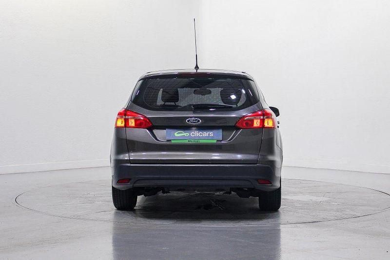 Usado Ford Focus Trend+ 120 CV (88 kW) 2017 Gris / plata Familiar