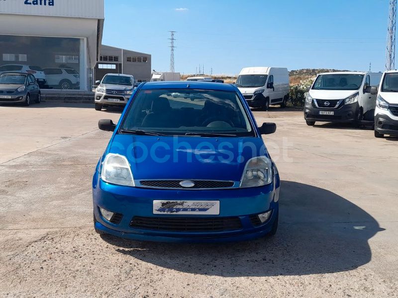 Usado Ford Fiesta Ghia 80 CV (58 kW) 2004 Azul Utilitario