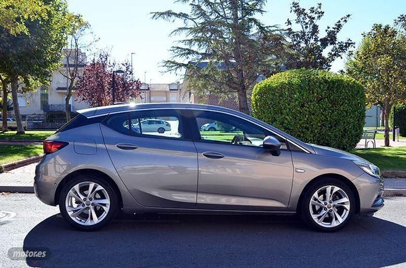 Usado Opel Astra Dynamic 110 CV (80 kW) 2017 Gris / plata Berlina