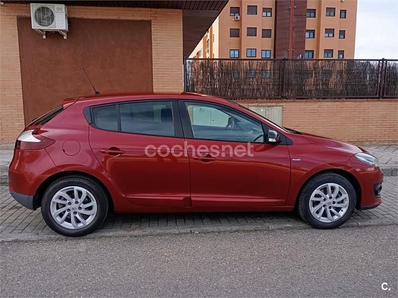 Usado Renault Mégane LIMITED 95 CV (69 kW) 2015 Granate Berlina