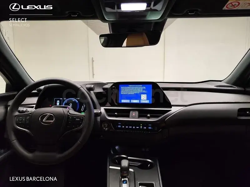 Usado Lexus UX 199 CV (146 kW) 2025 Gris / plata SUV