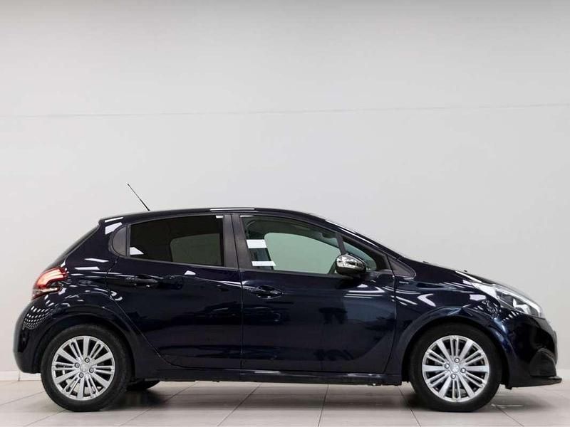 Usado Peugeot 208 Signature Sky 99 CV (72 kW) 2019 Negro Utilitario