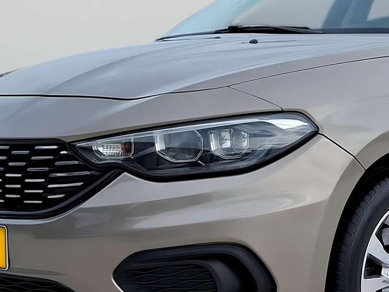 Usado Fiat Tipo Business 120 CV (88 kW) 2018 Beige Familiar