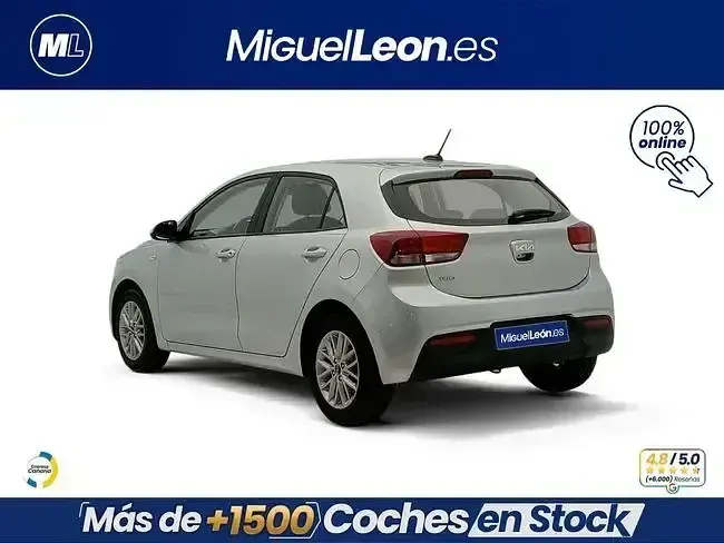 Usado Kia Rio 84 CV (61 kW) 2023 Gris Berlina