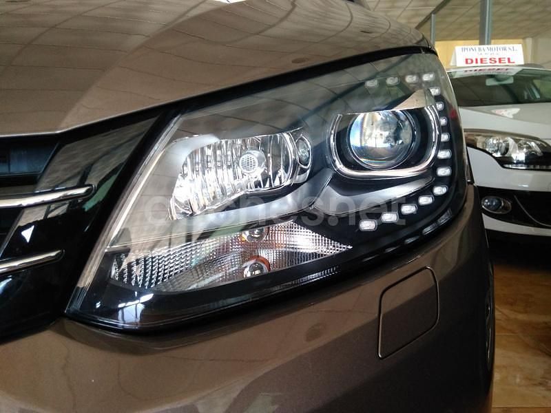 Usado VW Touran Advance 140 CV (102 kW) 2013 Marrón Monovolumen