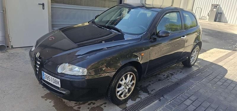 Usado Alfa Romeo 147 Distinctive 105 CV (77 kW) 2005 Negro Utilitario