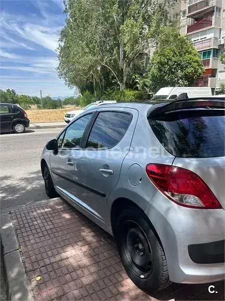 Usado Peugeot 207 Business-Line 70 CV (51 kW) 2011 Gris / plata Berlina