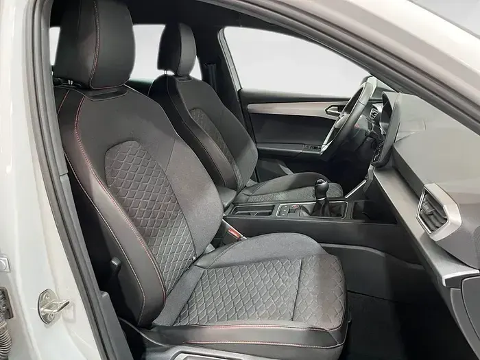 Usado Seat Leon FR 150 CV (110 kW) 2025 Blanco Familiar