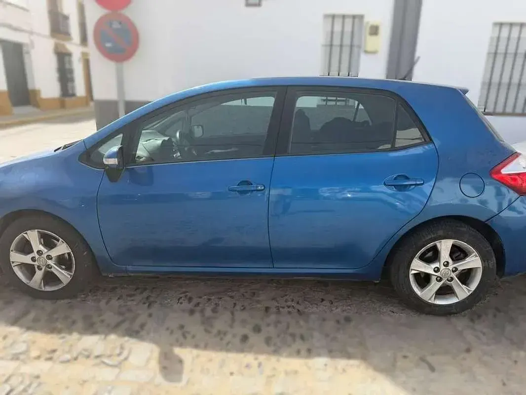 Usado Toyota Auris Active 90 CV (66 kW) 2010 Azul Utilitario